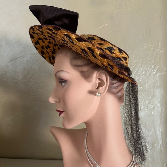 FASCINATING 1930s\' BLACK/GOLD STRAW OPEN CROWN WIDE BRIM \